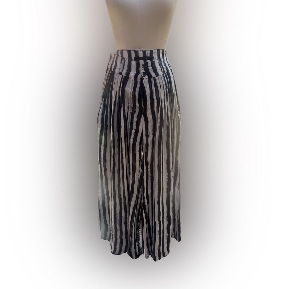 A5 Art and Co stripped pants in size medium
